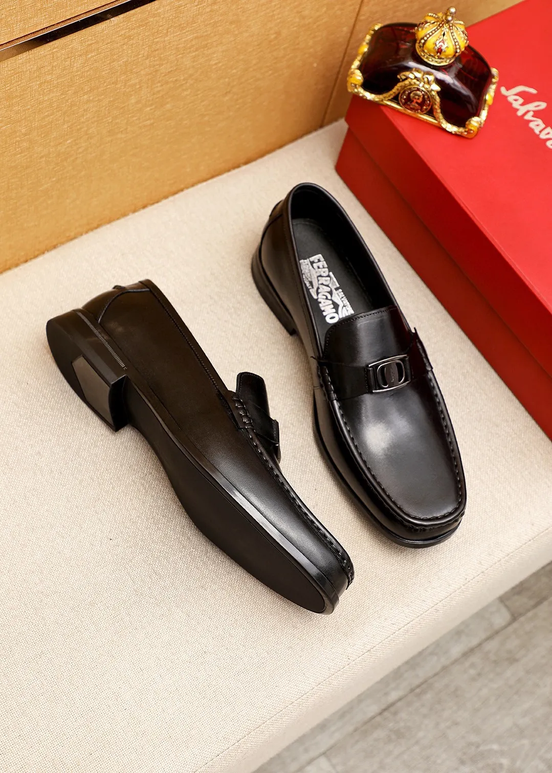 Men's shoes 💰460 💐 Product trademark: Ferragamo "Ferragamo" casual leather shoes Regular size: 38-44 (45.46🉑️customized) Product materials: Selected imported first-layer calfskin upper + luxury hardware buckle, imported water-dyed cowhide leather lining. Strong three-dimensional visual effect, original rubber outsole Color: 1⃣️color optional